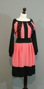 Черно-розовое шелковое платье кружевами