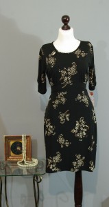 фото черное платье с цветочками