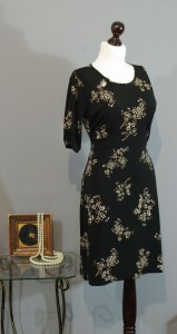 фото черное платье с цветочками