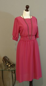 Темно-розовое платье с широкой юбкой