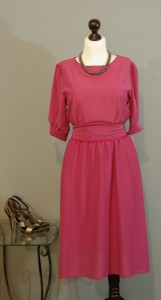 Темно-розовое платье с широкой юбкой