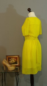 Желтое платье в горошек
