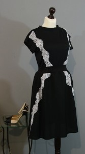 Черное платье с белыми кружевами