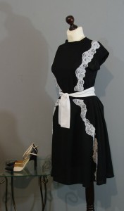 Черное платье с белыми кружевами