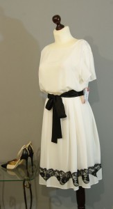 белое платье с черным кружевом