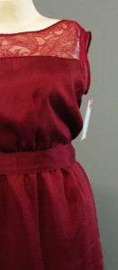 красное шелковое платье с кружевом