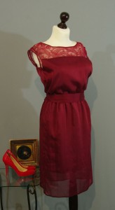 красное шелковое платье с кружевом