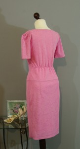 розовое платье-карандаш