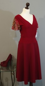 бордовое платье