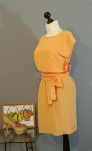 платье абрикосового цвета