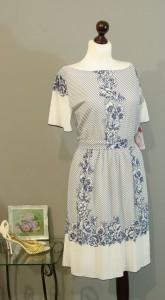 Белое платье с синим рисунком