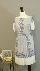 Белое платье с синим рисунком фото