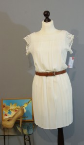 белое платье в складку