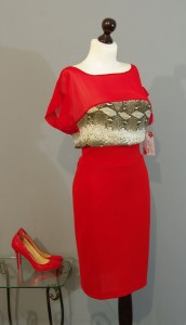 платье ярко-красного цвета с принтом питона