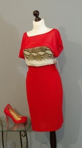 платье ярко-красного цвета с принтом питона