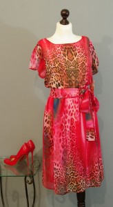 красное платье с леопардовым принтом