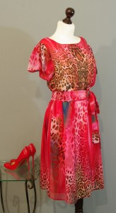 красное платье с леопардовым принтом