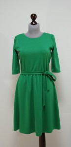 Зеленое платье с поясом