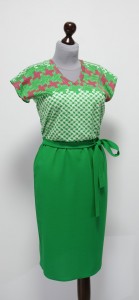 Платье зеленого цвета с гусиной лапкой