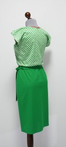 Зеленое платье с узором гусиная лапка