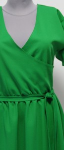 Зеленое платье с декольте на запах