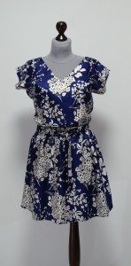 Темно-синее летнее платье в цветочек
