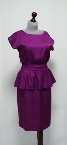 Фиолетовое платье с баской фуксия