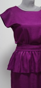 Фиолетовый цвет фуксия платье с баской