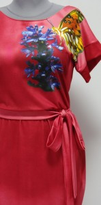Бордово-коралловое платье с бабочками