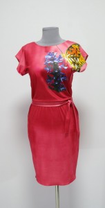 Коралловое платье с бабочками