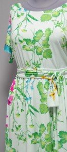 Светло-голубое летнее платье с зелеными листиками