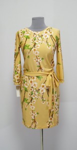Бежево-абрикосовое платье с цветущими ветками
