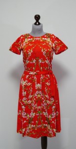 Красное платье с цветущими ветками