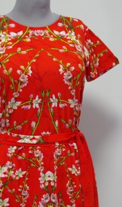 Платье из ткани с цветущей сакурой