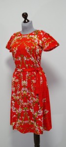 Красное летнее платье с цветами