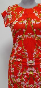 Красное летнее платье с цветущими ветками