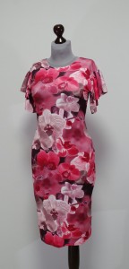 Розовое платье с цветами орхидеи