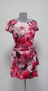 Розовое мини-платье с орхидеями
