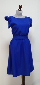 Синее платье хорошо держит форму