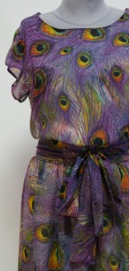 Платье из ткани с нарисованными перьями павлина