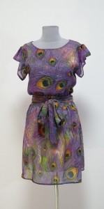 Фиолетовое платье с перьями павлина