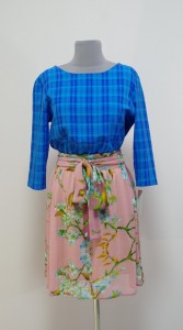 Сине-голубое клетчатое платье с пышной цветочной розовой юбкой
