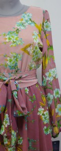 Платье из воздушной ткани пудрового цвета