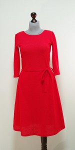 Яркое красное расклешенное платье