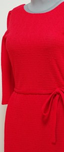 Красное платье из ткани букле