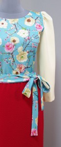 Платье из ткани с цветущими ветками