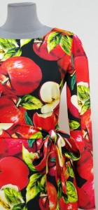 Платье из ткани с яблоками