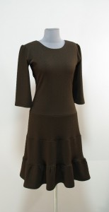 Темно-коричневое платье с модной юбкой каскад