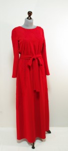 Длинное платье красного цвета с кружевами