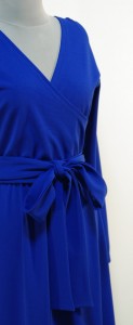 Платье синего цвета с декольте на запах продажа